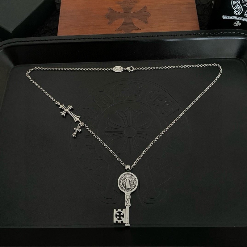 Ch*0me He**ts necklaces